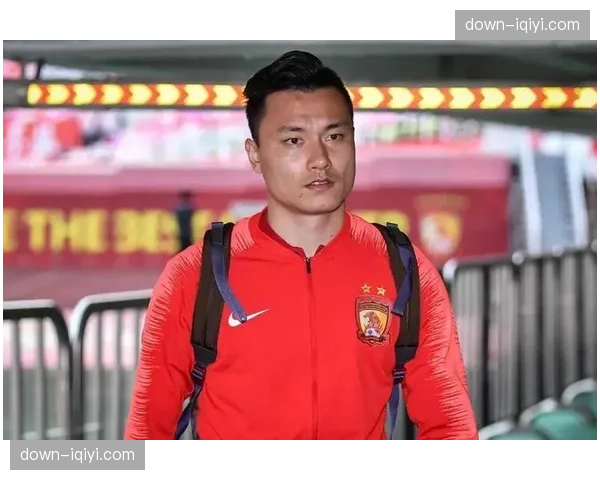 特写：老将郜林重返广州比赛，谢场时获全场球迷致敬